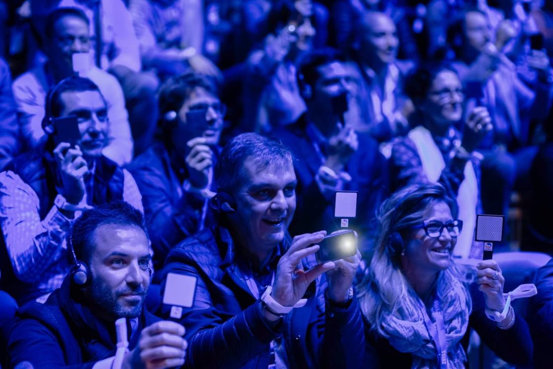 Gäste im Gespräch beim Zeiss Better Vision Event in Berlin