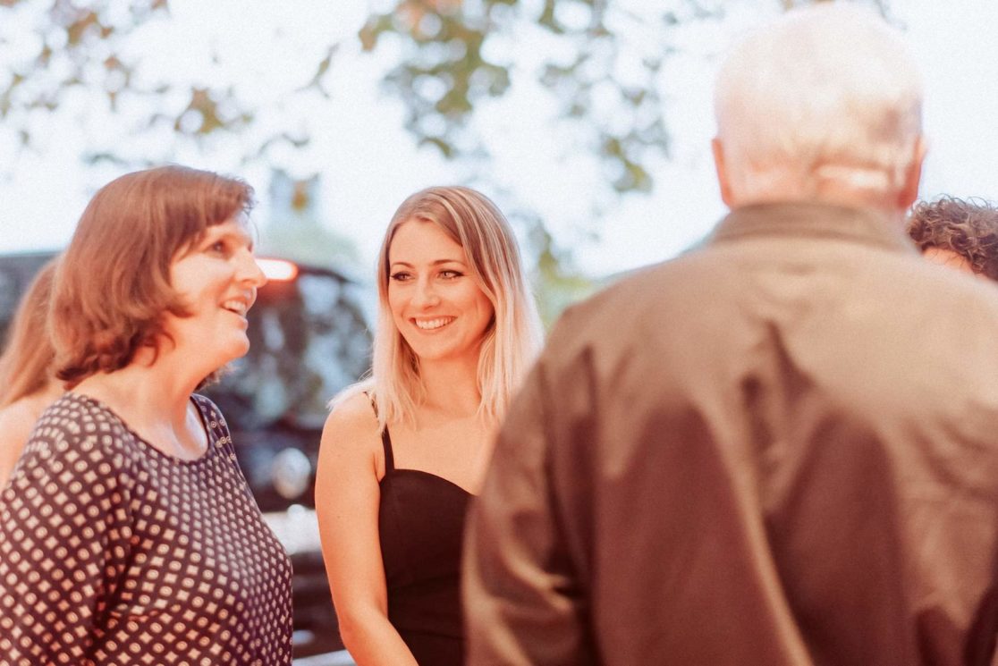 Besucherinnen beim Festival des Deutschen Films in Ludwigshafen