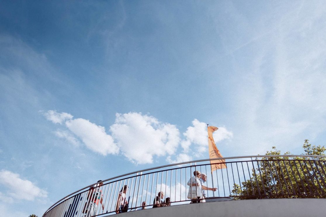 Festivalbesucher am Rhein beim Festival des Deutschen Films Ludwigshafen