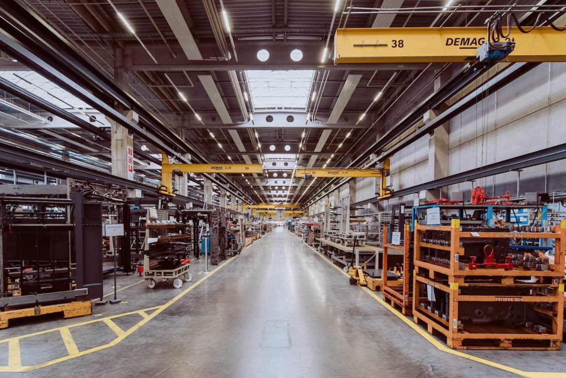 Weite Produktionshalle bei Heidelberger Druckmaschinen