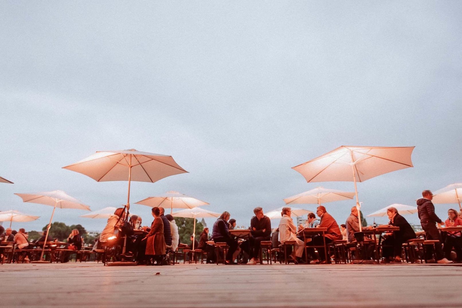Festivalterrasse mit Sonnenschirmen beim Festival des Deutschen Films Ludwigshafen am Rhein