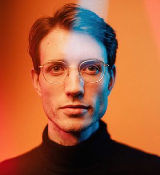 Indoor-Pressefoto eines DJs beim Portraitshooting in Mannheim, Portraitfotograf Mannheim Sebastian Weindel