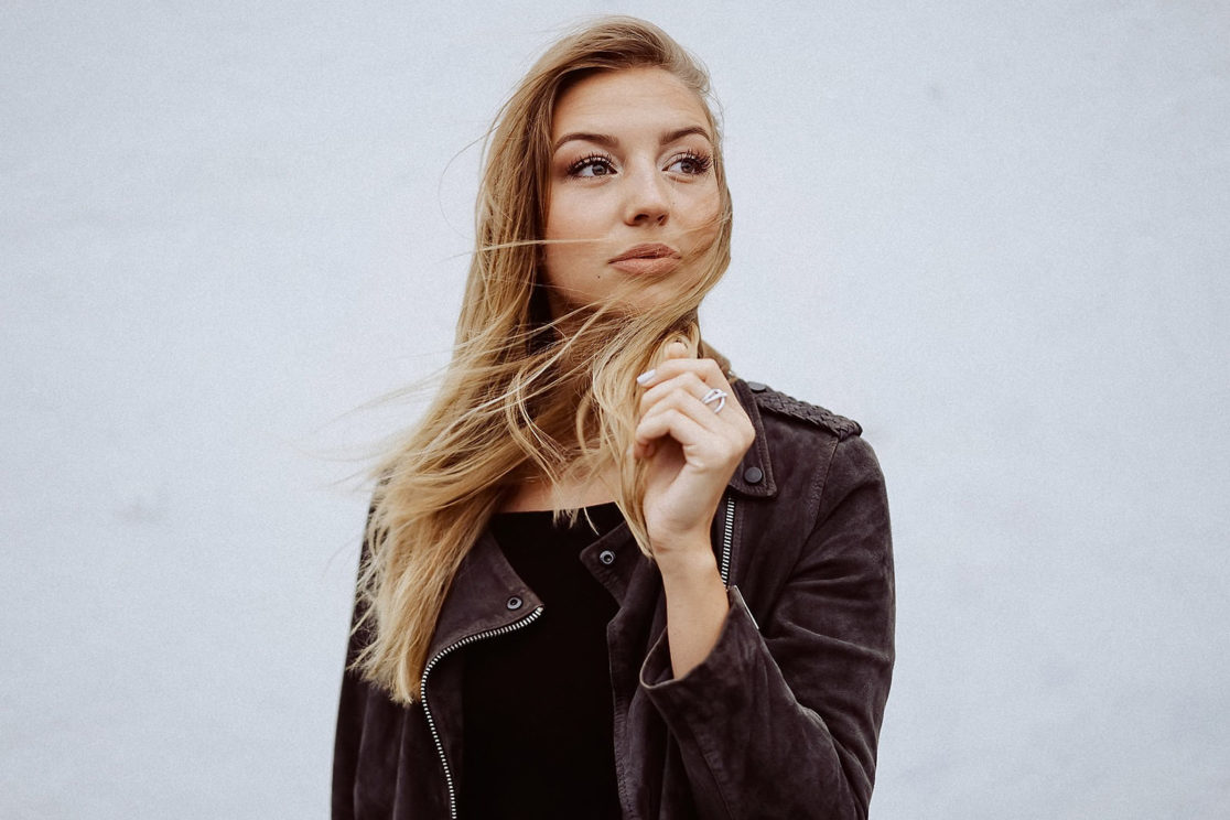 Melina im Wind beim Fotoshooting im Mannheimer Jungbusch