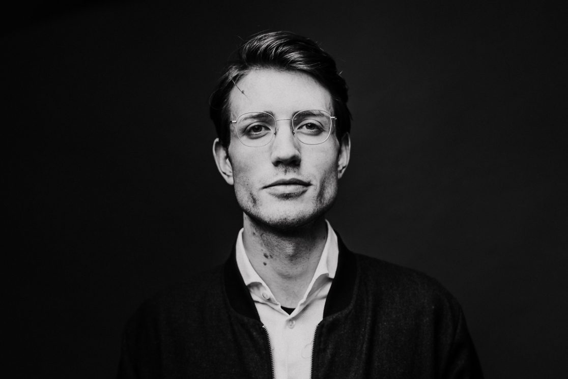 Schwarzweiß-Pressefoto eines DJs, Portraitshooting Mannheim