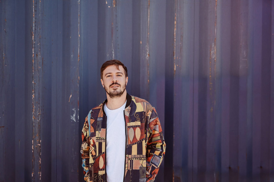 Pressefoto des Musikers David im blauen Licht im Mannheimer Jungbusch, Portraitfotograf Mannheim Sebastian Weindel