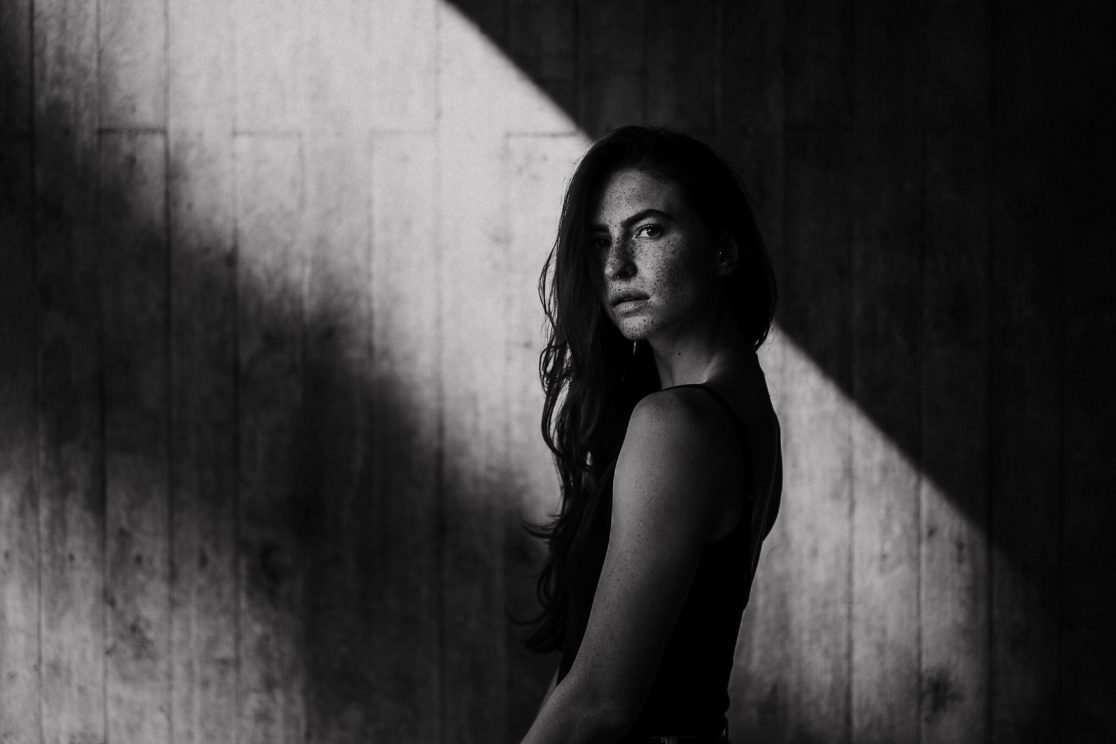 Schwarzweiß-Portrait von Alina in Ludwigshafen