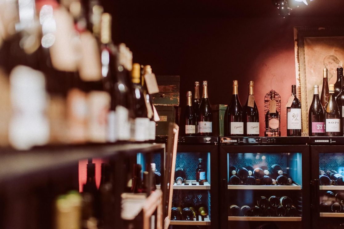 Weinregal im Coq au Vin Mannheim