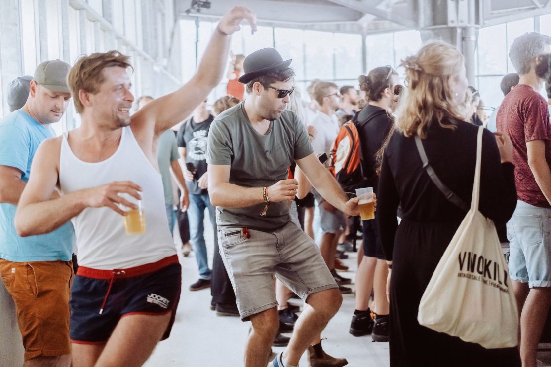 Tanzende Fans beim Maifeld Derby 2019 in Mannheim, Festivalreportage