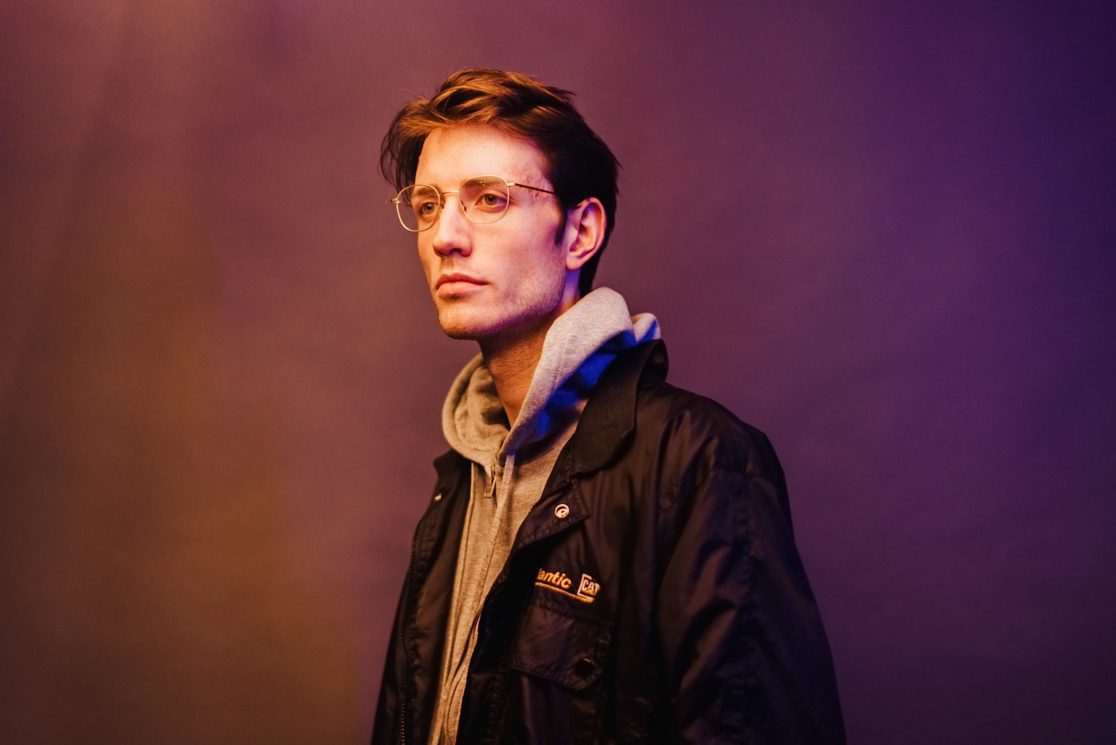 DJ in Bomberjacke, Pressefoto Portraitshooting Mannheim