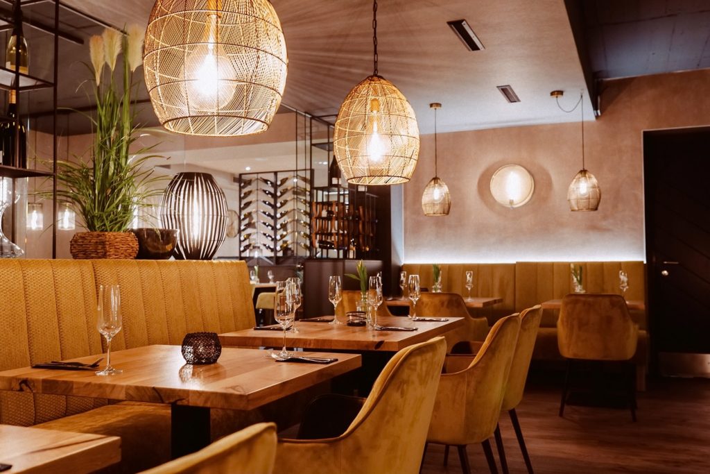 Interior des Restaurants im Weingut Apel