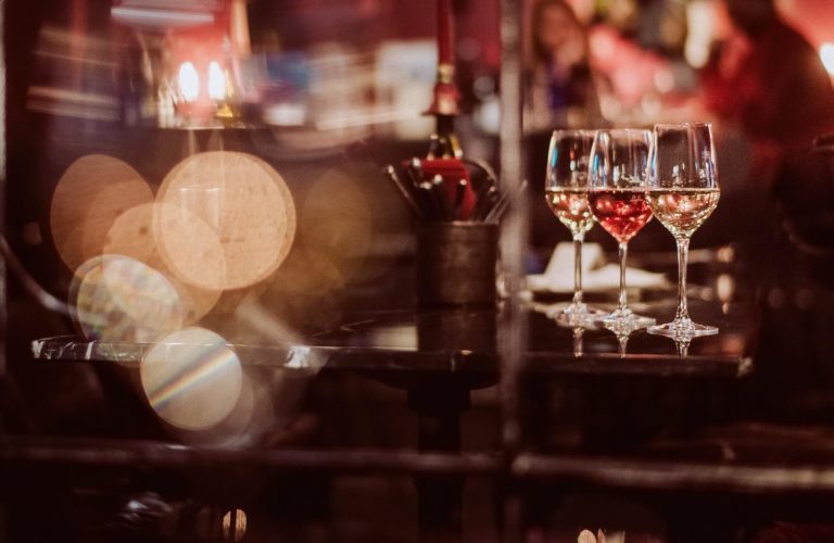 Weinglas im Coq au Vin Mannheim, Social Media Content