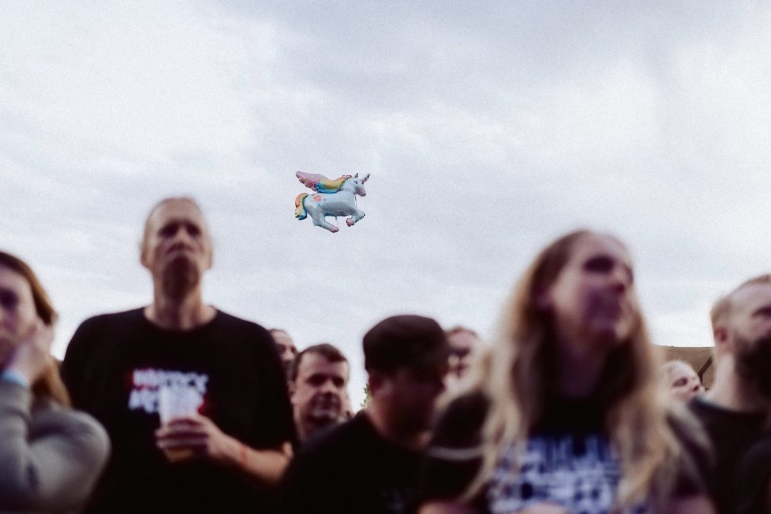 Festivalbesucher im Einhorn-Kostüm beim Maifeld Derby 2019 Mannheim