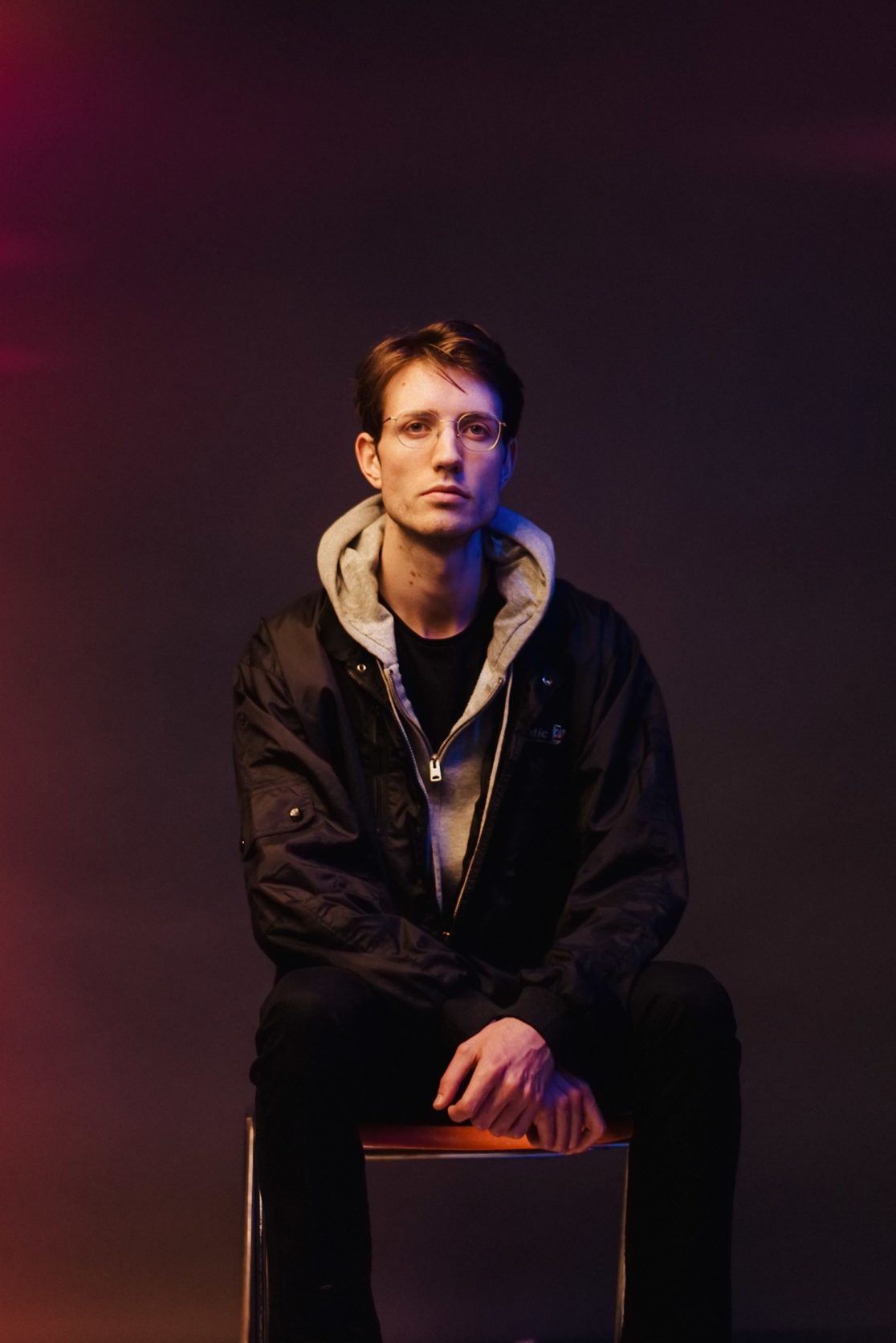 DJ-Portrait im lila-roten Licht, Pressefotos Mannheim