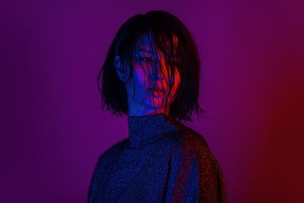 Wet-Look-Studioportrait von Akina mit Farbfolien