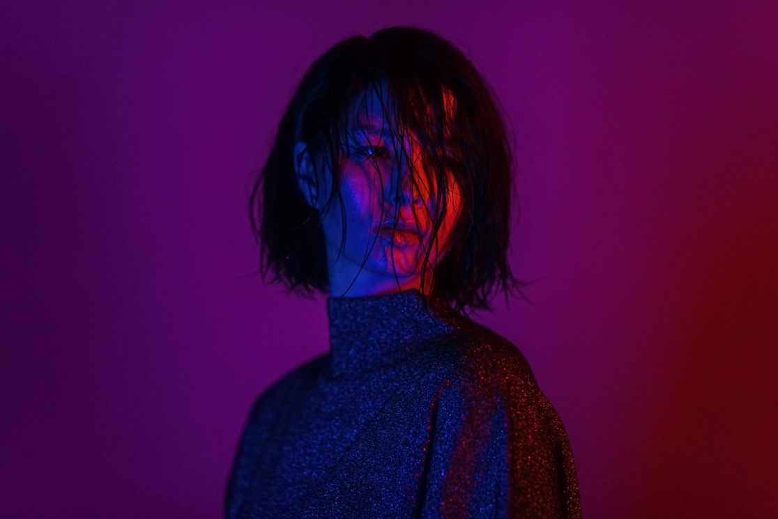 Wet-Look-Studioportrait von Akina mit Farbfolien