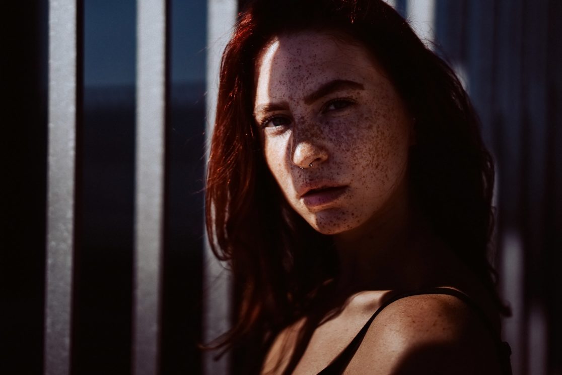 Alina im Licht-und-Schatten-Spiel, Portraitfotografie Ludwigshafen