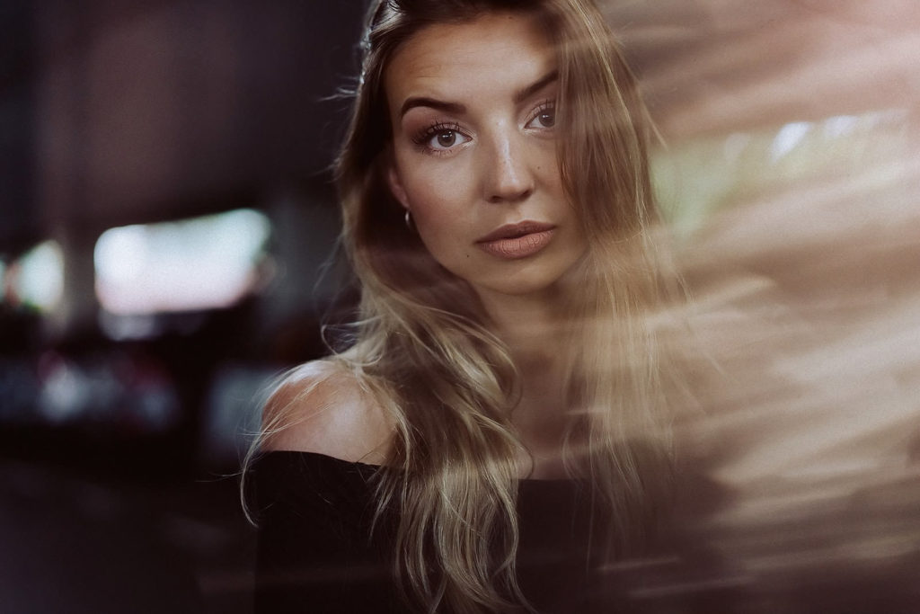 Melina mit Prisma-Effekt, Portraitshooting Jungbusch Mannheim