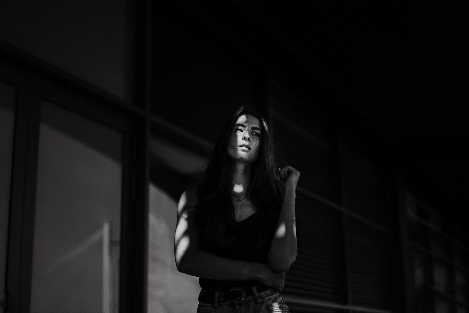Schwarzweiß-Portrait von Alina in Ludwigshafen, Portraitfotograf Ludwigshafen Sebastian Weindel