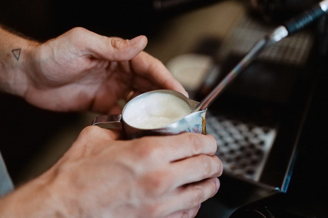 Frisch aufgebrühter Kaffee im Concrete Coffee Roasters Mannheim