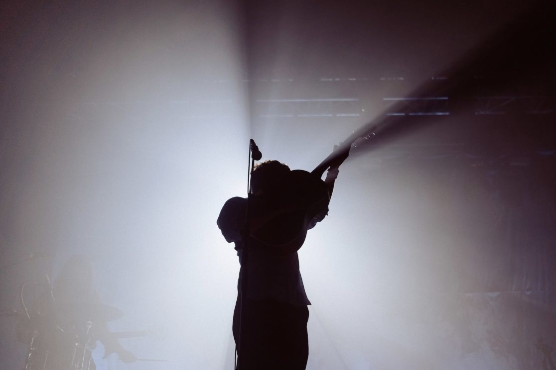 Faber als Silhouette im Bühnenlicht beim Maifeld Derby 2019 in Mannheim