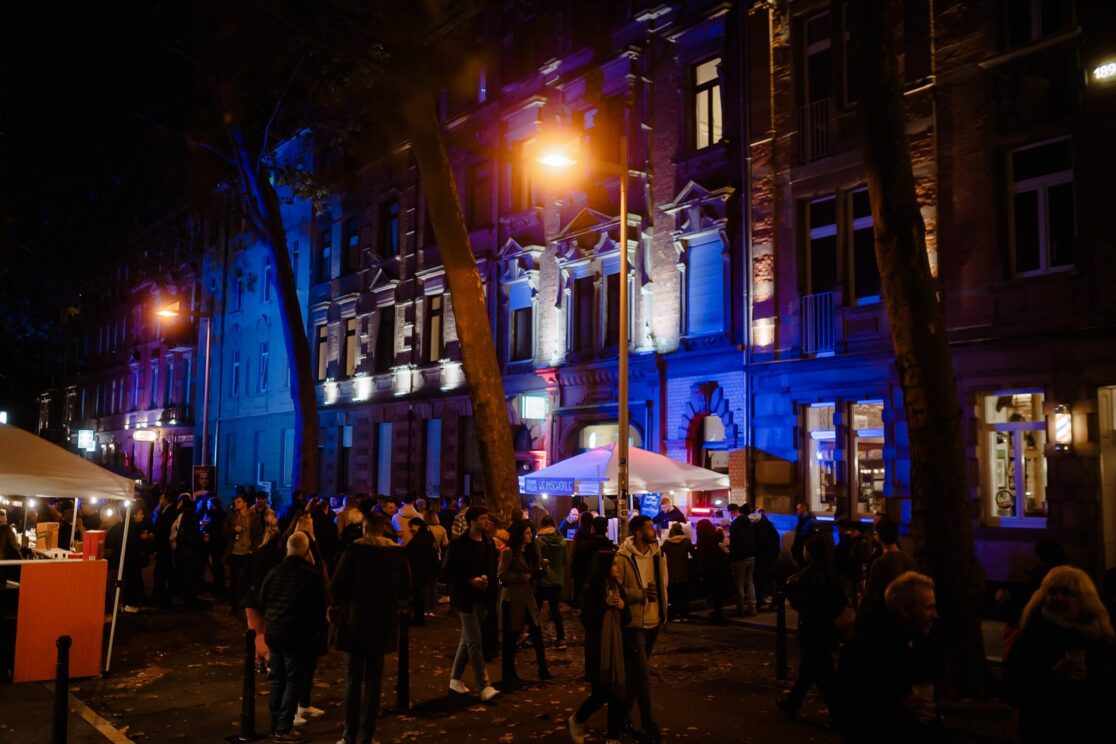 Menschenmenge bei Nacht beim Nachtwandel im Jungbusch Mannheim
