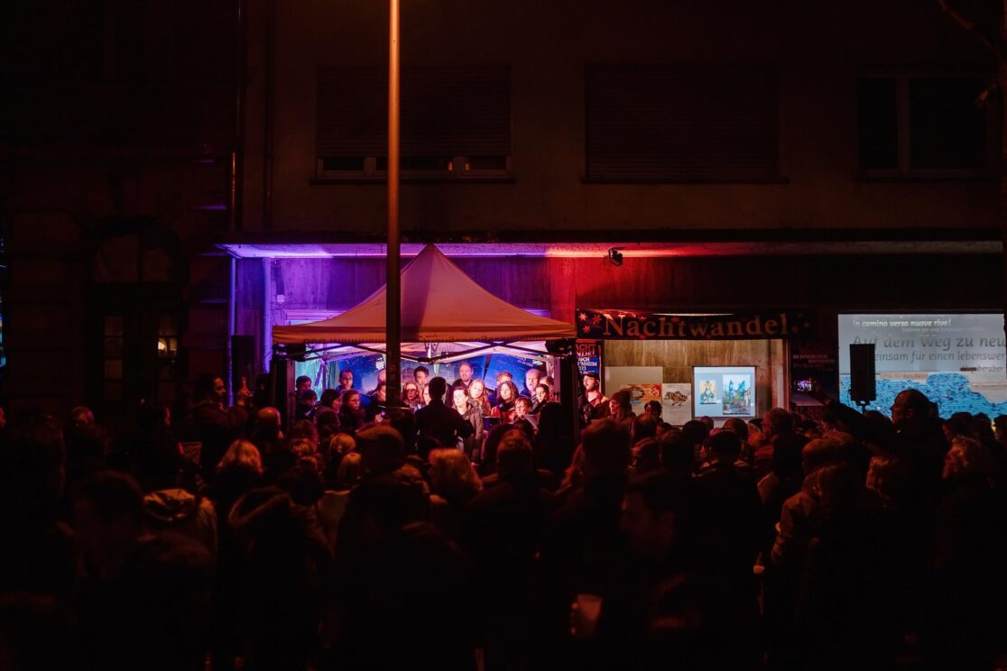 Beleuchtete Fassade beim Nachtwandel in Mannheim