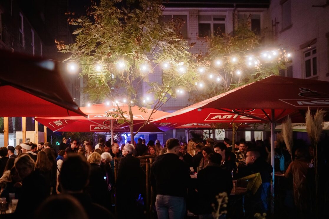 Straßenszene bei Nacht beim Nachtwandel im Jungbusch