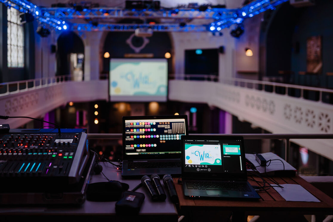 Gast filmt mit dem Smartphone bei einem Event in Heidelberg, Metropolregion Rhein-Neckar