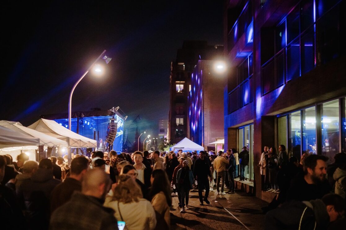 Lichter und Menschen beim Nachtwandel in Mannheim